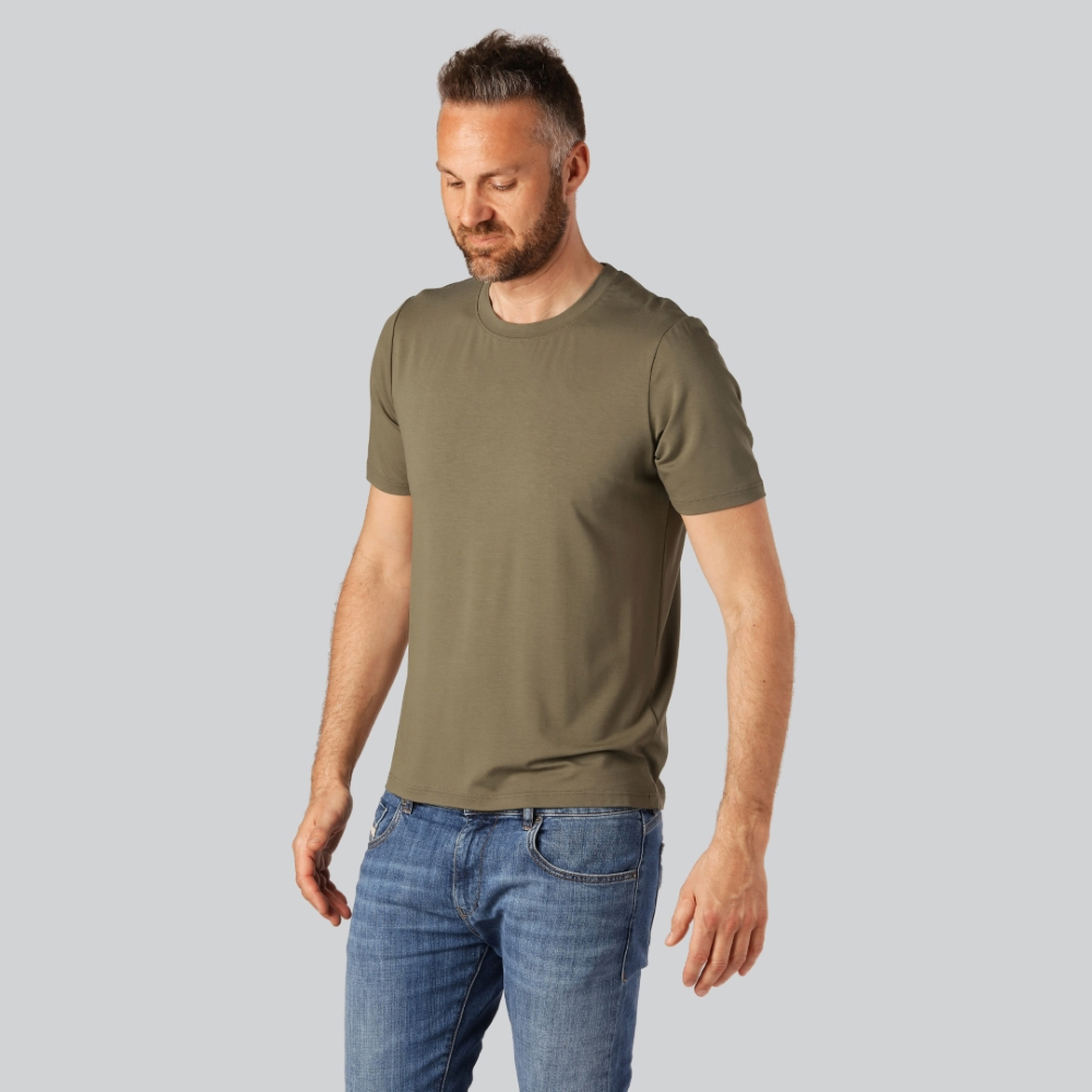 I modsætning til værst Diskriminering af køn Bambus T-shirt O-hals i oliven til mænd | Bambuni Denmark