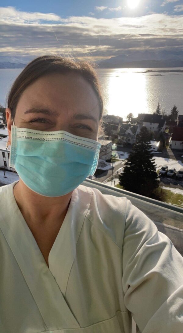 På toppen af sygehuset har Nanna den smukkeste udsigt ud over byen og bugten.