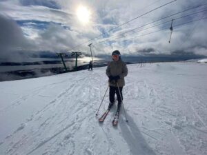 Jordemoderen Nanna fra Norge på ski